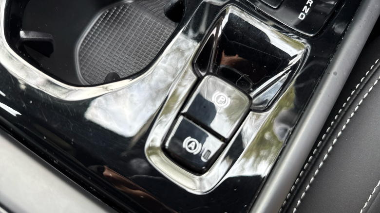 Volvo XC40 2.0 B3P Plus Dark 5dr Auto Petrol Estate